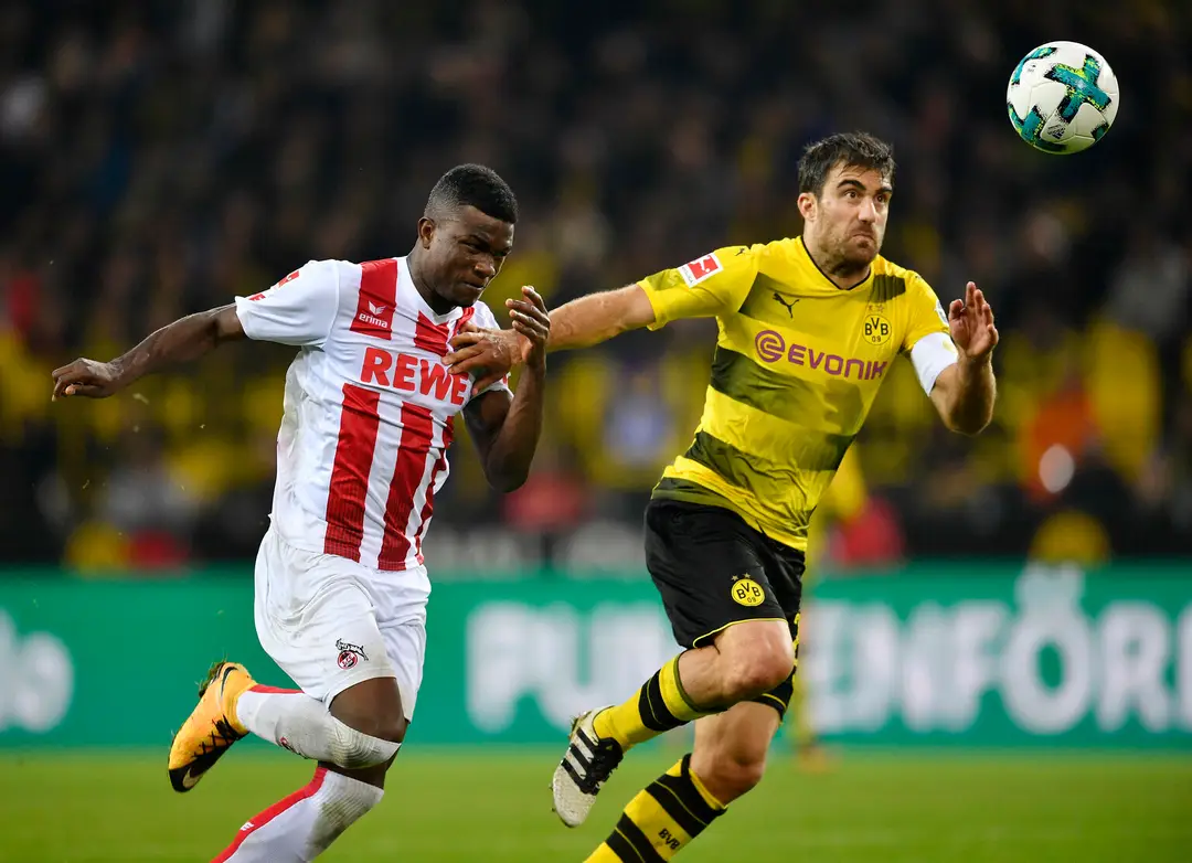 Sokratis (vpravo) a Jhon Cordoba Copete z 1. FC Kolín.