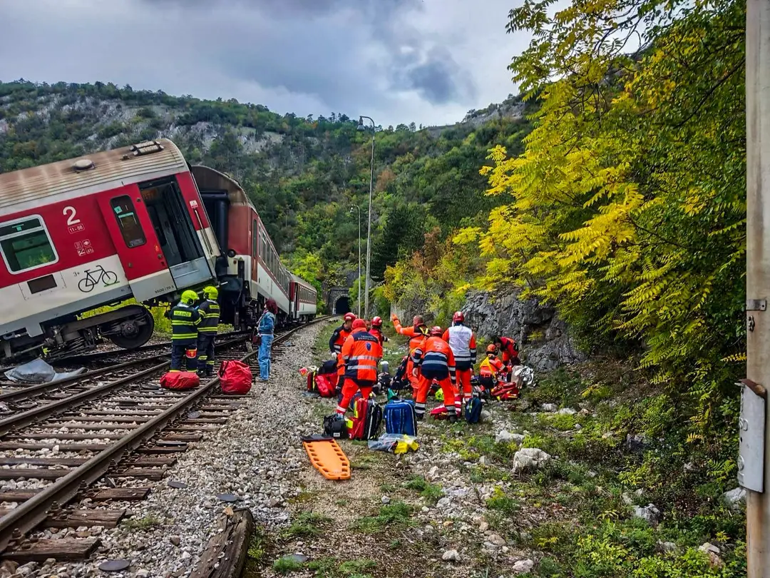Nehoda rýchlikov sa stala na ťažko prístupnom mieste. Uháňajúcim záchranárom pomohla náhoda