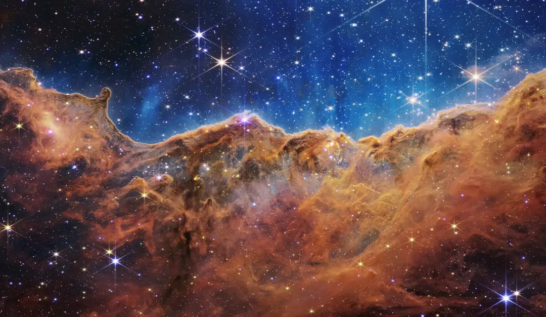 Na snímke zverejnenej americkým Národným úradom pre letectvo a vesmír (NASA) emisná hmlovina NGC 3324 v súhvezdí Kýl zhotovená kamerou NIRCam vesmírneho teleskopu Jamesa Webba.