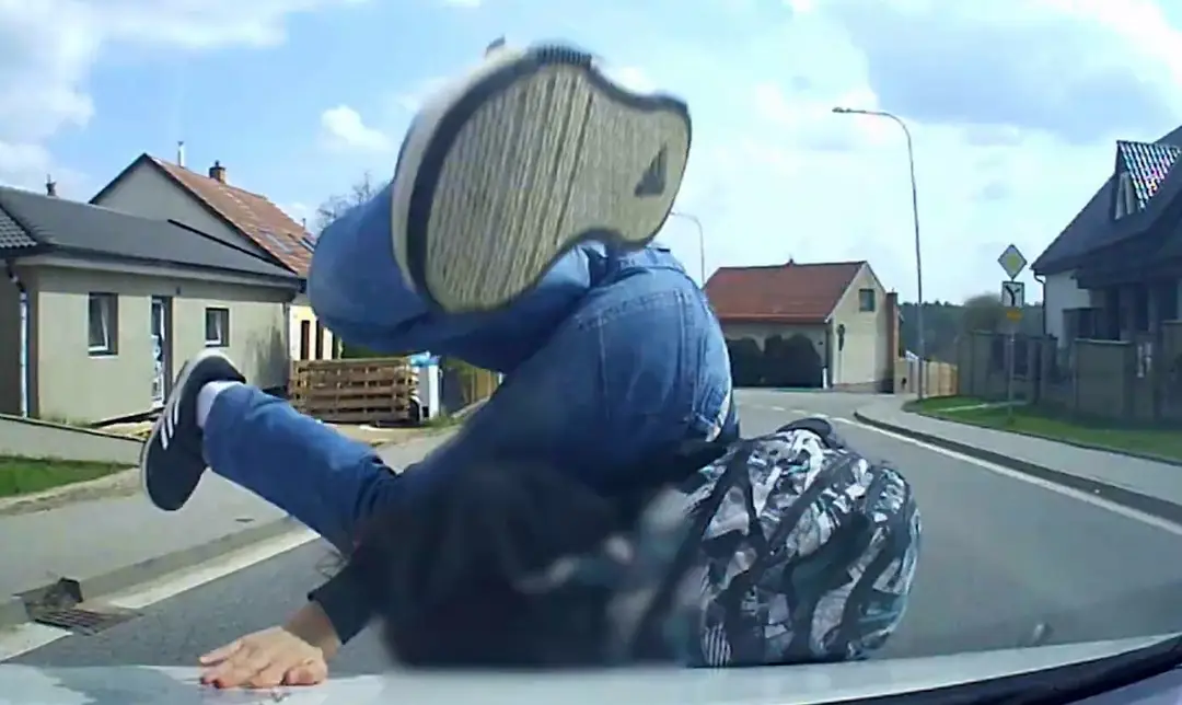 Školák preletel cez kapotu auta.