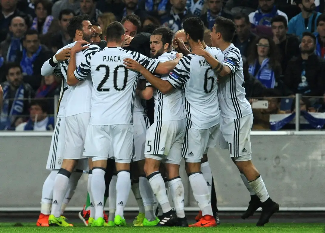 Hráči Juventusu sa tešia z gólu v sieti Porta v osemfinále LM.