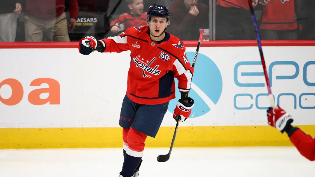 Slovenský obranca Washingtonu Capitals Martin Fehérváry oslavuje gól