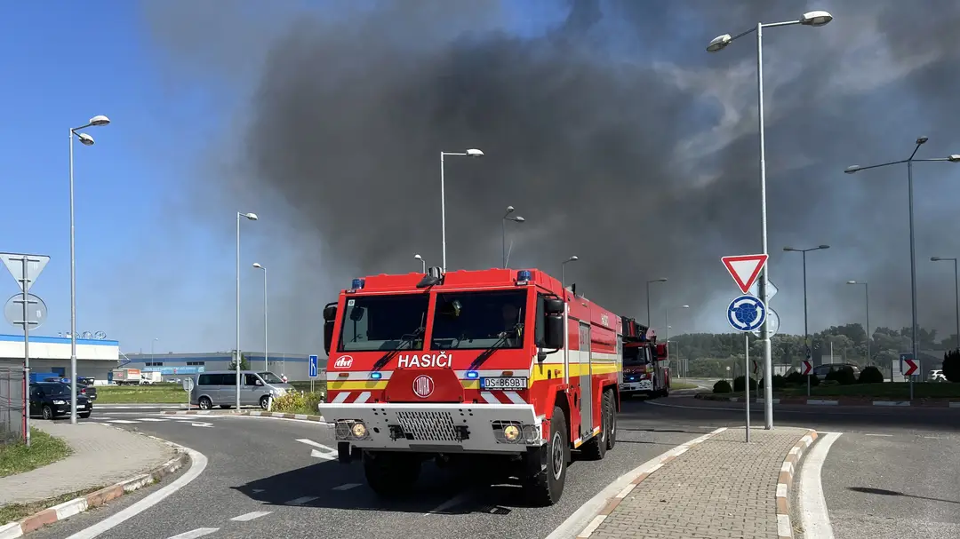 Na streche predajne áut v Dunajskej Strede sa vznietila fotovoltika