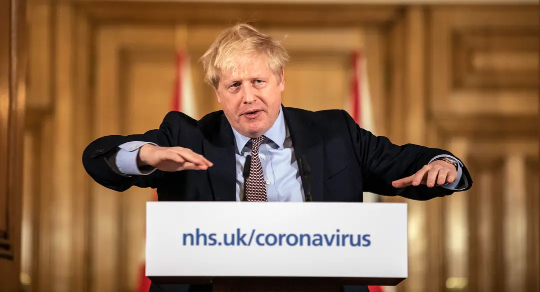 Britský premiér Boris Johnson počas tlačovej konferencie v súvislosti s  celosvetovou pandémiou koronavírusu.