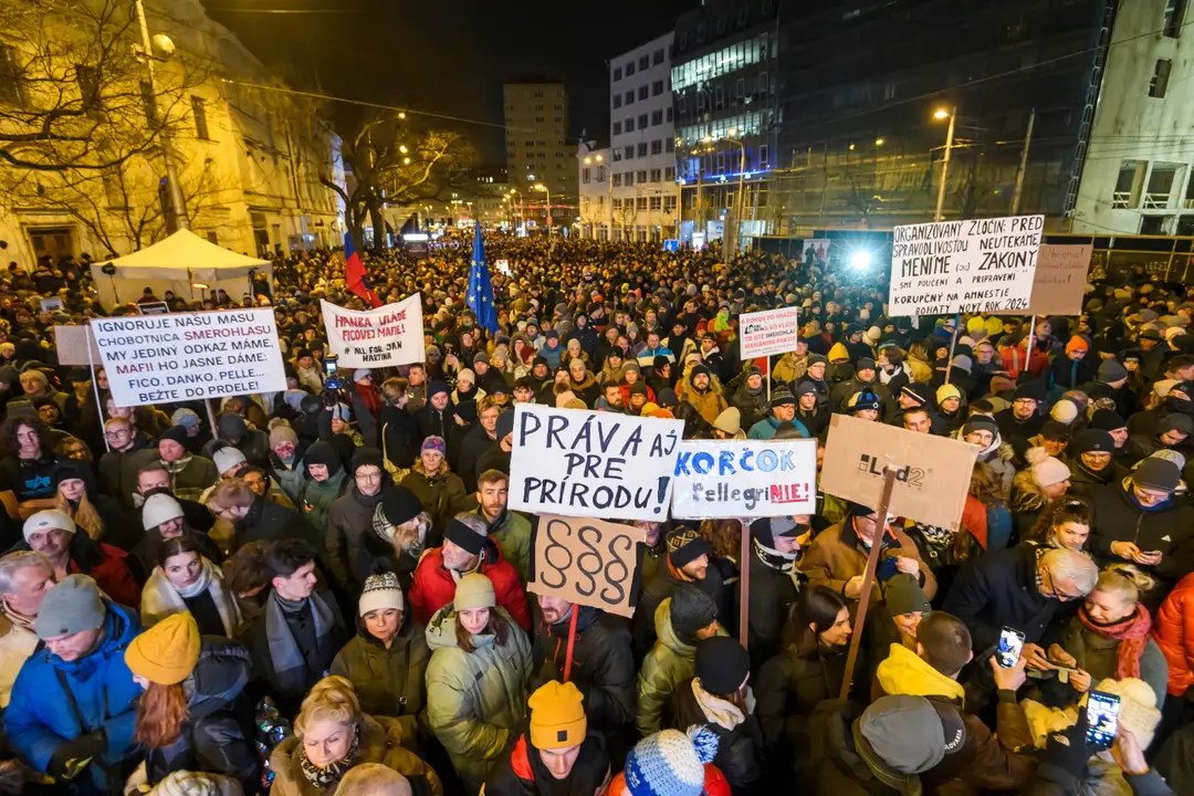 Protestujúci na Námestí SNP v Bratislave