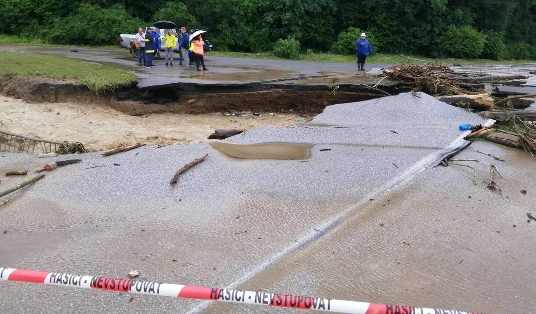 Poškodený most pri Bardejovskej Novej Vsi.