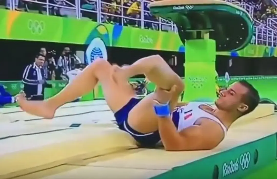 Francúzsky gymnasta Samir Ait Said počas tímovej kvalifikácie na OH v Rio de Janeiro utrpel komplikovanú zlomeninu nohy.