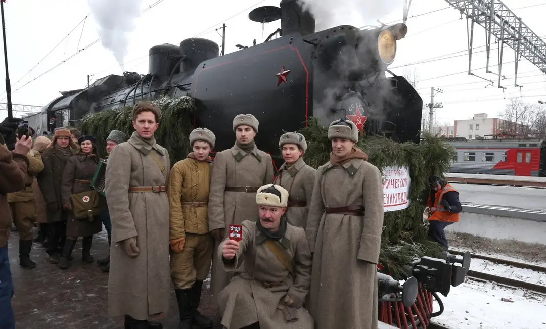 Rekonštrukcia príchodu prvého vlaku po oslobodení Leningradu.