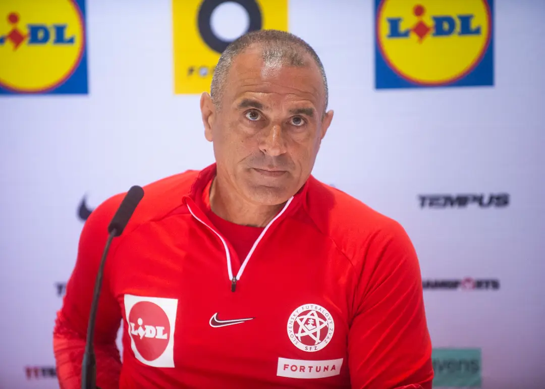 Na snímke tréner slovenskej futbalovej reprezentácie Francesco Calzona počas tlačovej konferencie.