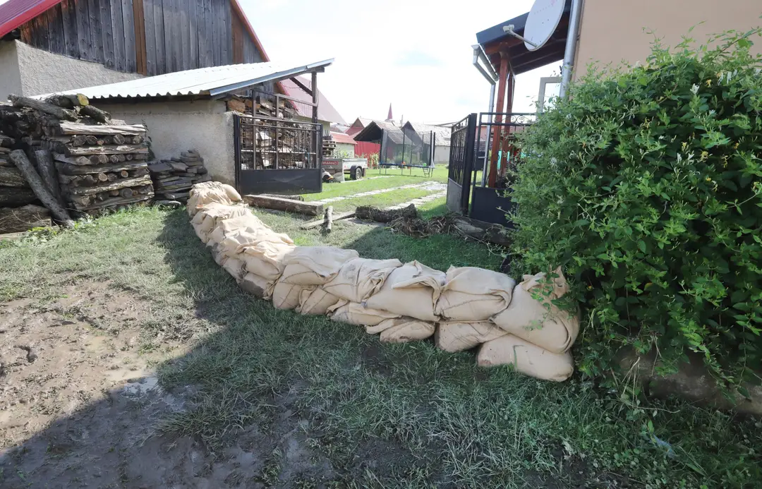 Na snímke protipovodňové zátarasy v Sebechleboch, v okrese Krupina.