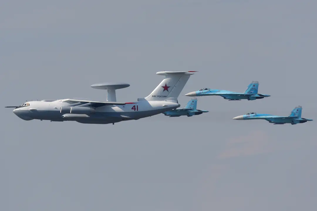Ruské prieskumné lietadlo Berijev A-50 v sprievode stíhačiek Su-27.