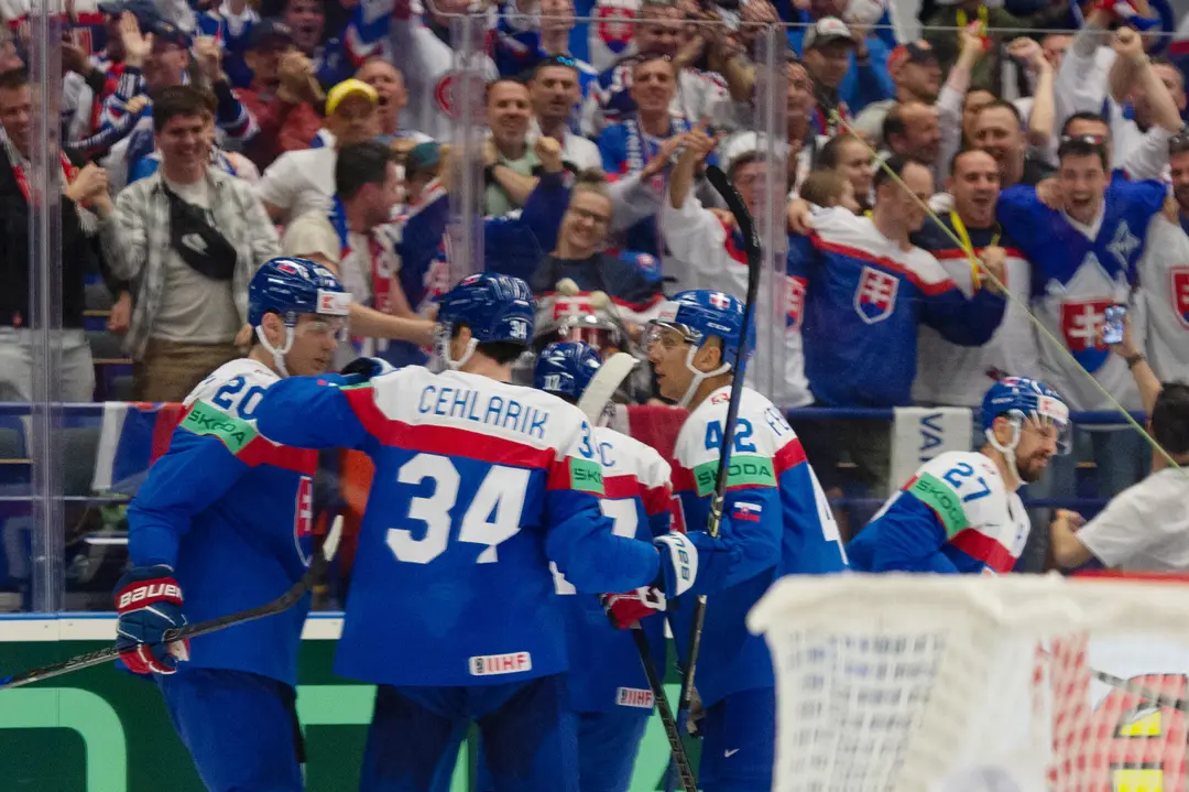 Na snímke slovenskí hokejisti zľava Juraj Slafkovský, Peter Cehlárik a Martin Fehérváry sa tešia po strelení gólu.