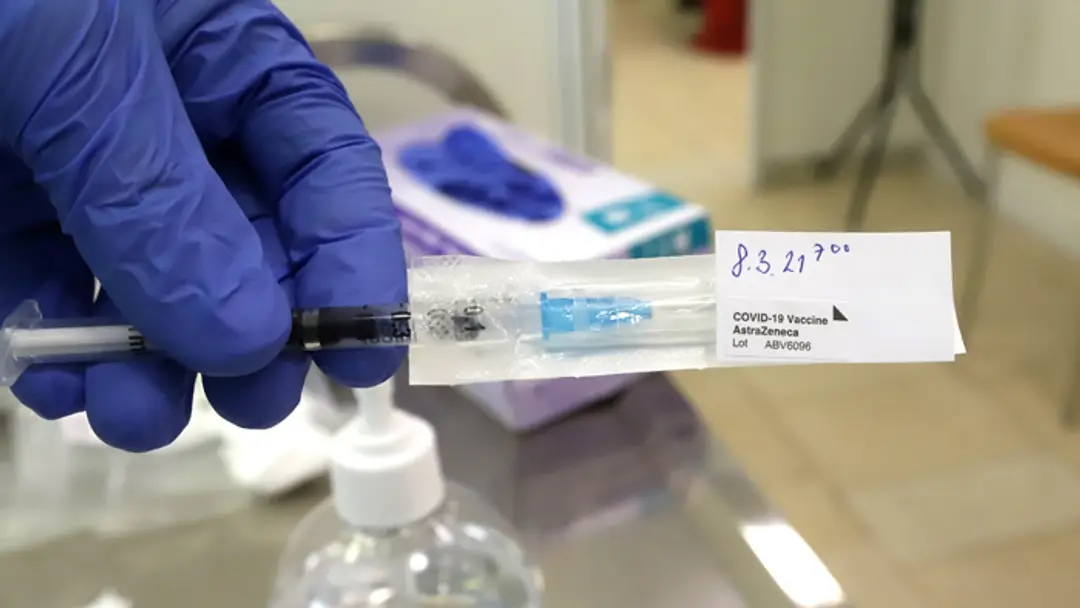 Váženie myši pred testom neškodnosti ruskej vakcíny Sputnik V.