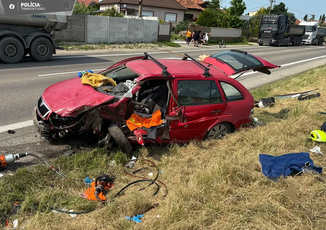 Osobné auto po zrážke s nákladiakom.