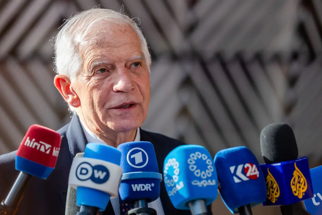 Šéf európskej diplomacie Josep Borrell počas rozhovoru s novinármi pri príchode na zasadnutie ministrov zahraničných vecí členských krajín EÚ v Bruseli.