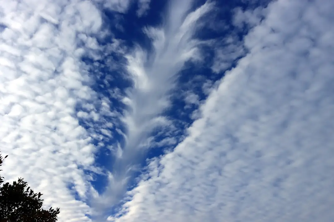 "Skypunch" je jav, ktorý spôsobujú lietadlá, keď preletia cez oblaky. 