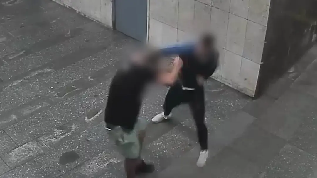 Boxer bezdôvodne zaútočil na náhodného muža. 