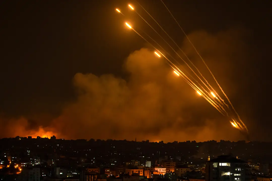 Rakety vystrelené z pásma Gazy na Izrael 8. októbra 2023.