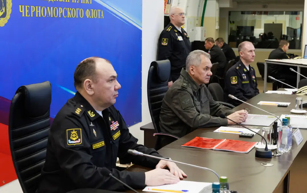 Veliteľ Severnej flotily admirál Alexandr Moisejev (vľavo) a ruský minister obrany Sergej Šojgu (uprostred).