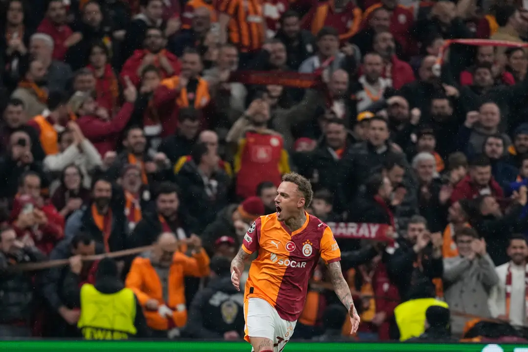 Hráči Galatasarayu oslavujú gól