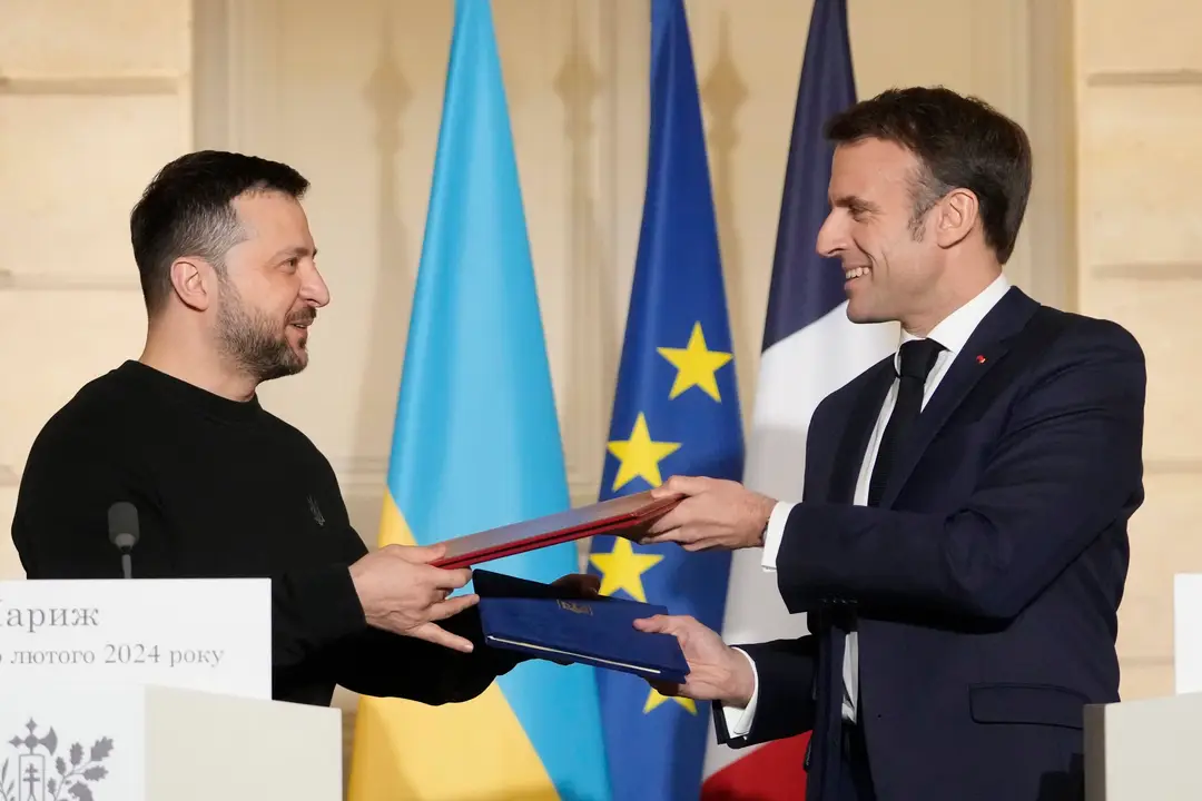 Emmanuel Macron a Volodymyr Zelenskyj po podpise dohody