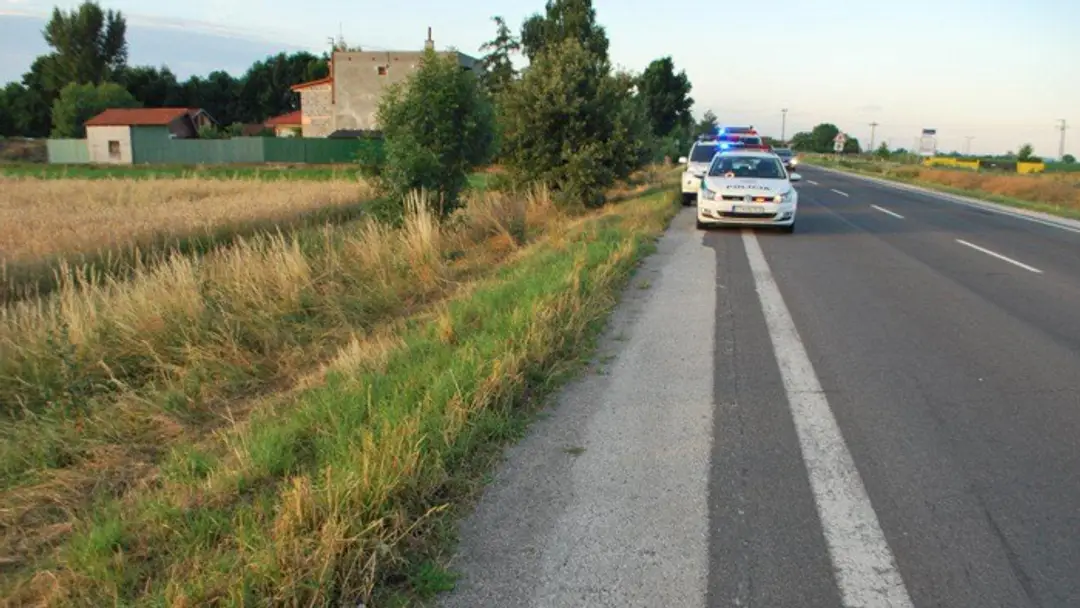 Z kamiónu vypadla žena. 