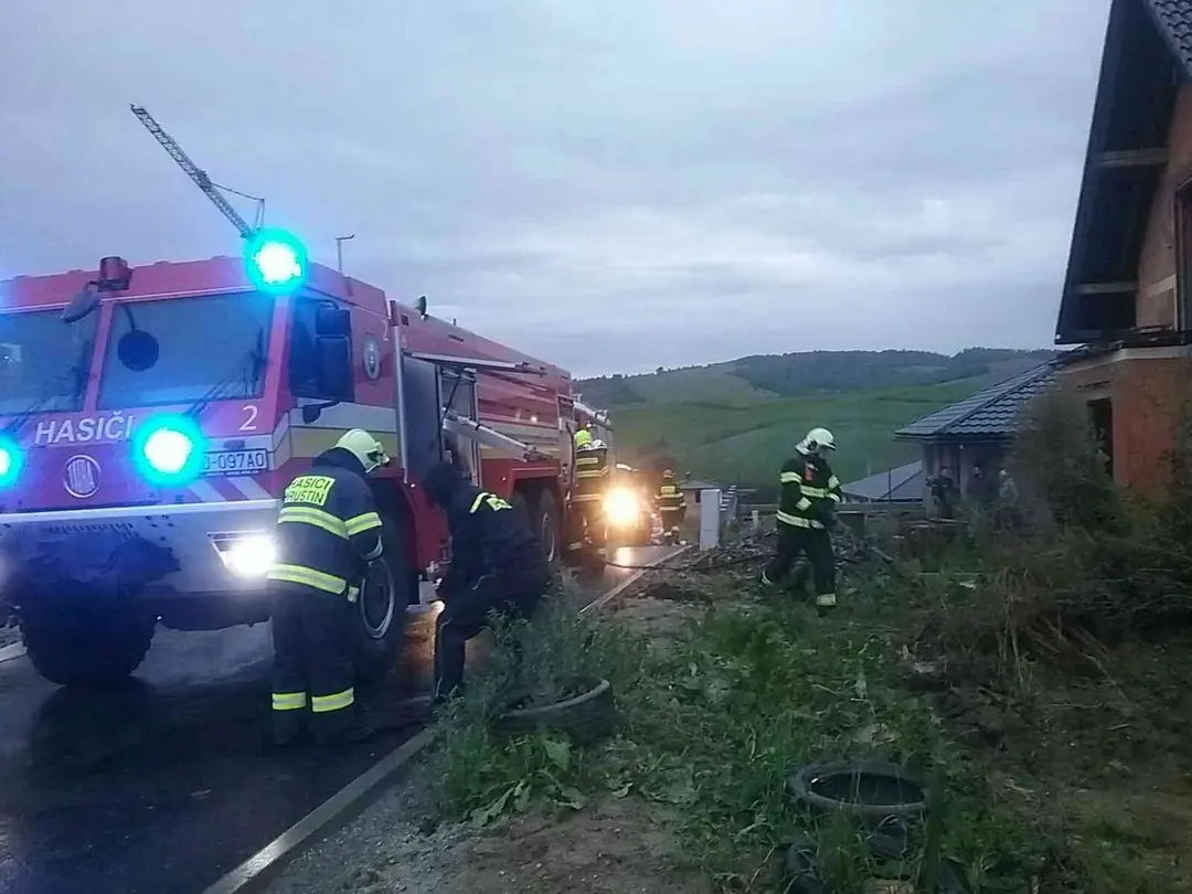 Požiar po údere blesku.