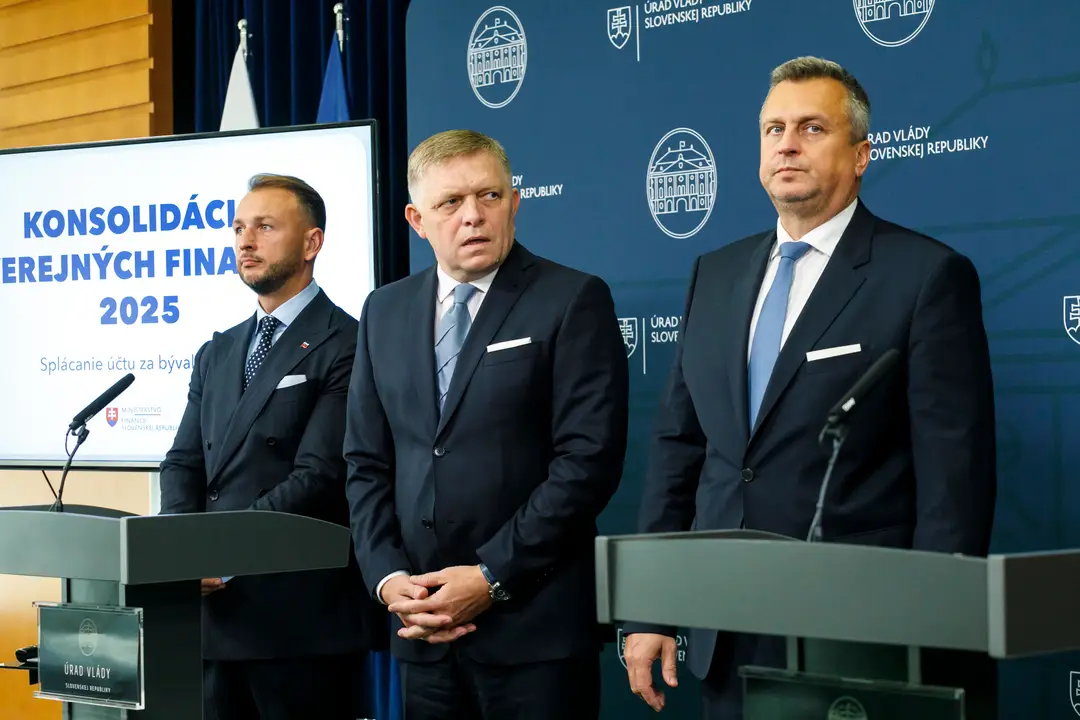 Na snímke zľava Matúš Šutaj Eštok (Hlas-SD), Robert Fico (Smer-SD) a Andrej Danko (SNS)