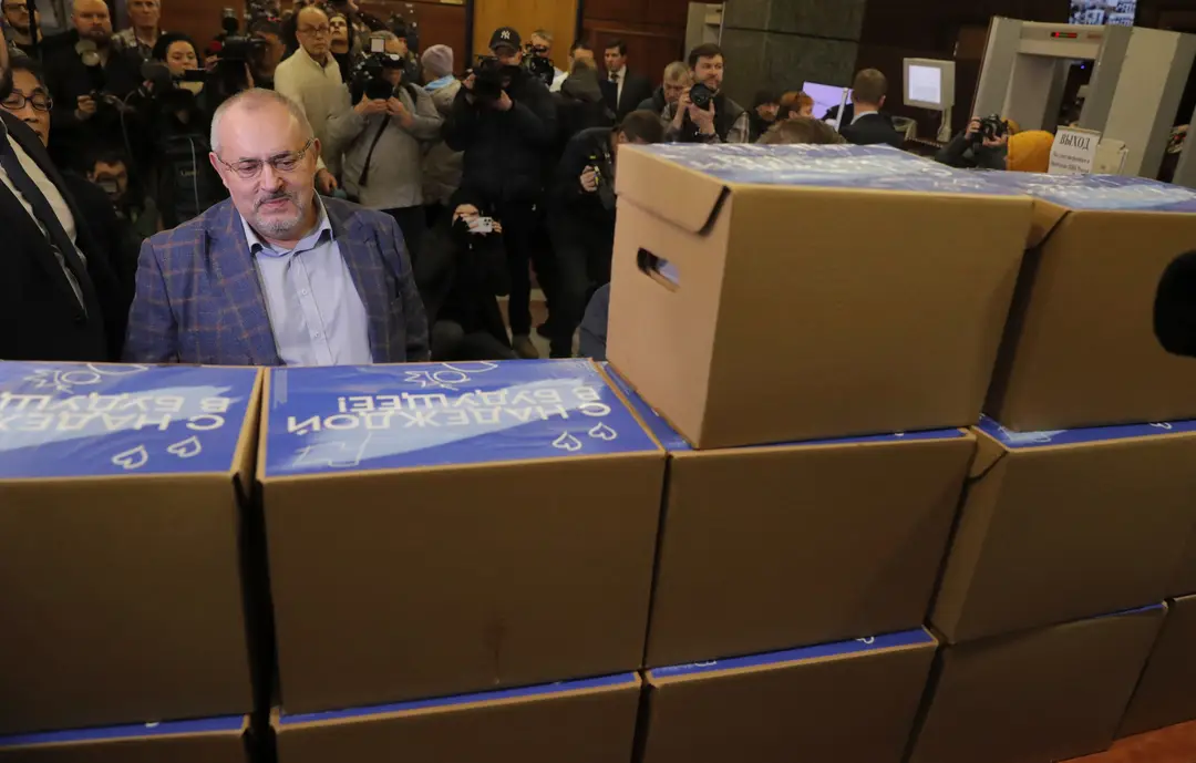 Nominant ruskej stredopravej strany Občianska iniciatíva Boris Nadeždin odovzdal Ústrednej volebnej komisii hárky so 105.000 podpismi občanov na podporu svojej kandidatúry.