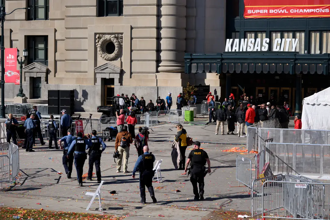 Oslavy Kansasu City prerušila streľba, hlásia 8 až 10 zranených.