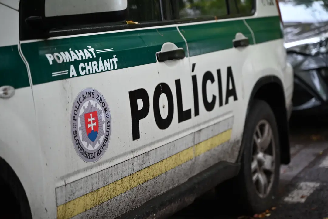 Polícia, policajné auto. Ilustračná snímka