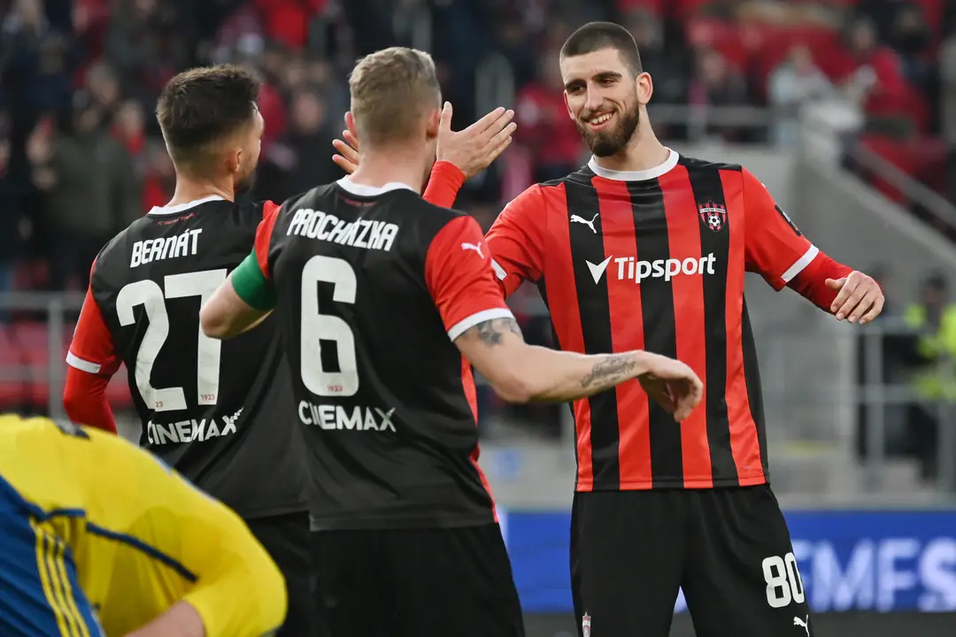 Hráč Trnavy Adrian Zeljkovič (vpravo) sa teší so spoluhráčmi po strelení gólu v 18. kole Niké ligy proti Michalovciam.