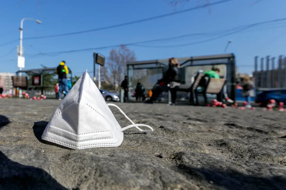 Respirátor pohodený na zemi.