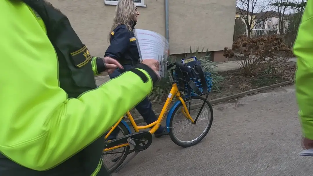 Poštári a policajti varujú seniorov.