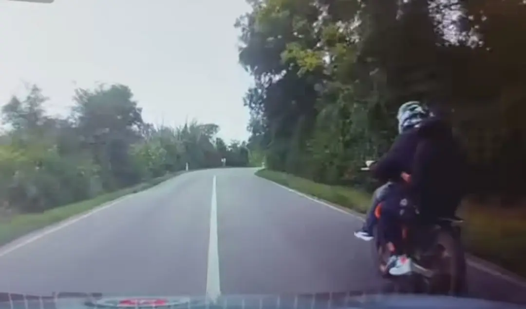 Traja na jednej motorke.
