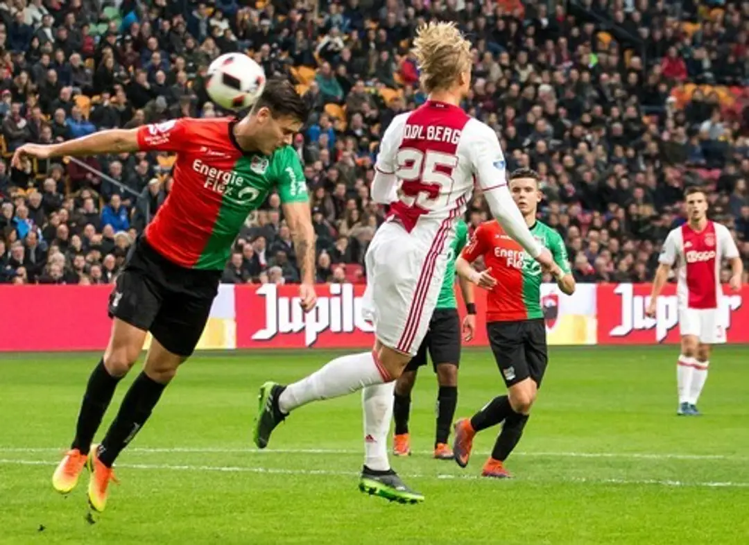Kasper Dolberg (Ajax) a jeho netradičná hlavička.