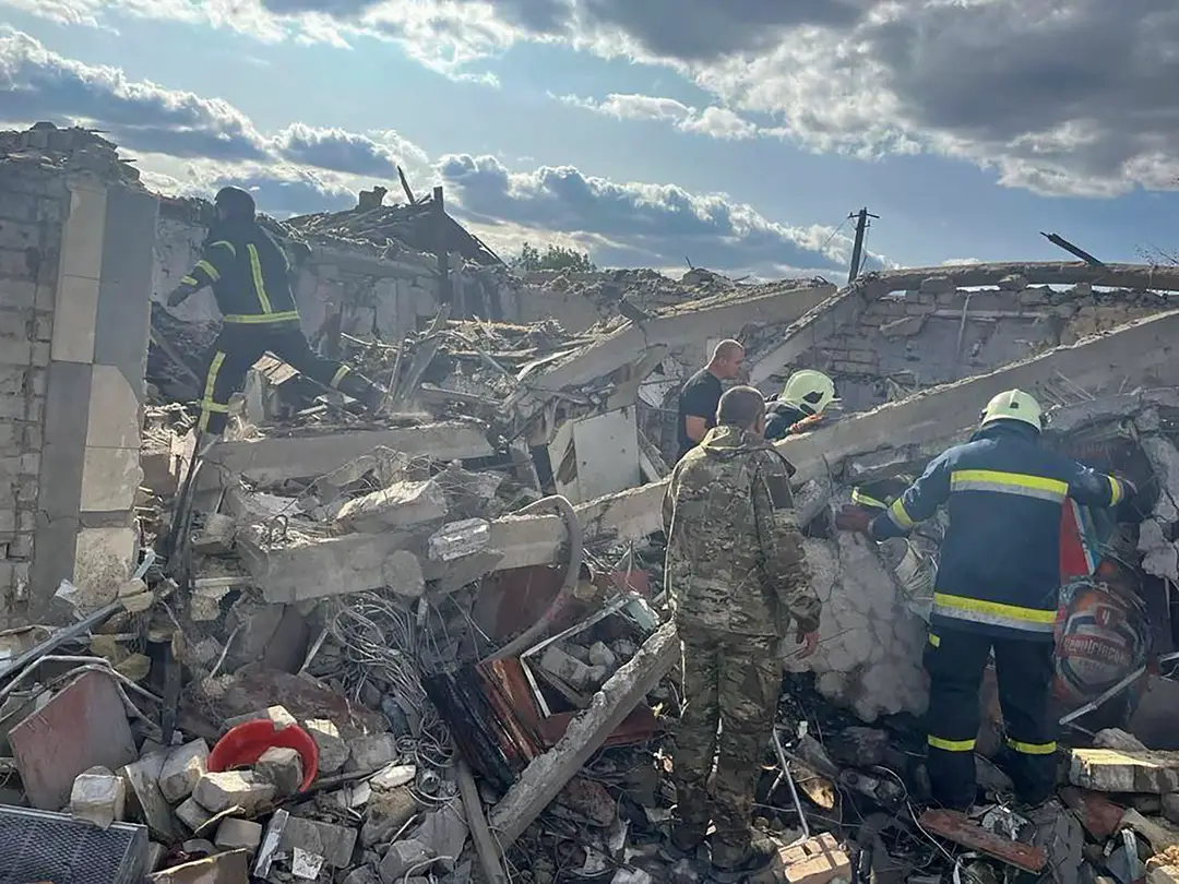 Na snímke hasiči hľadajú preživších po ruskom raketovom útoku
