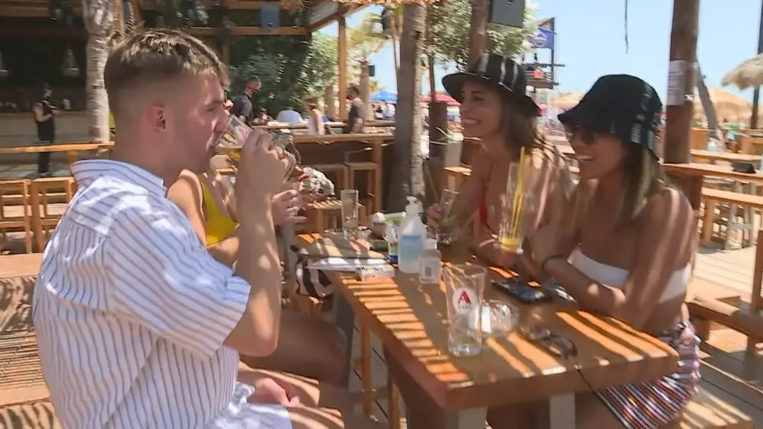 Nezaočkovaní si už dovolenku v Grécku neužijú. 