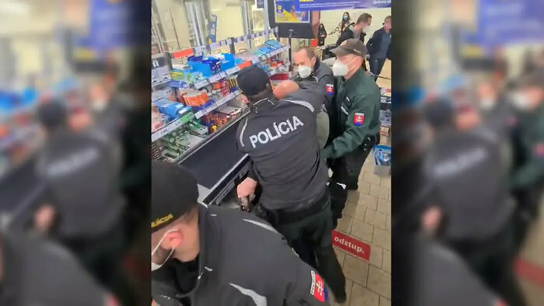 Zásah policajtov proti agresívnym antirúškarom (ilustračná snímka)