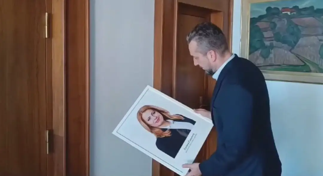 Blaha zvesuje obraz