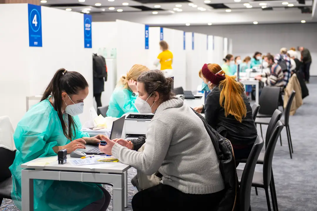 Registrácia objednaných ľudí na očkovanie v priestoroch Veľkokapacitného očkovacieho centra v Bratislave.