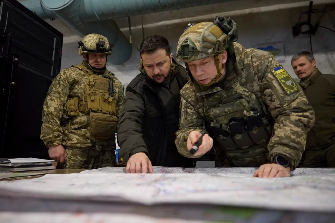 Prezident Volodymyr Zelenskyj a veliteľ ukrajinskej armády Oleksander Syrskyj.