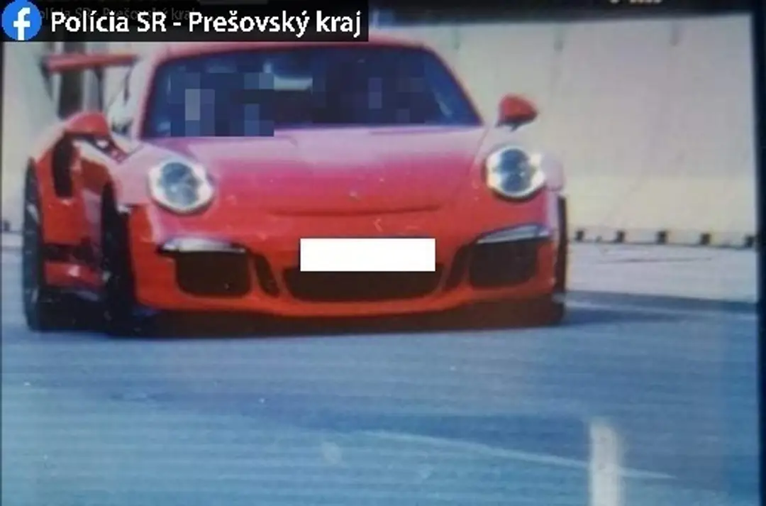 Vodič si diaľnicu pomýlil s pretekárskym okruhom.