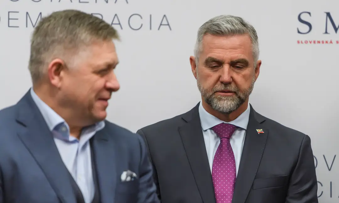Na snímke zľava premiér SR, predseda strany Smer-SD Robert Fico, poslanec Národnej rady (NR) SR a predseda Výboru NR SR pre obranu a bezpečnosť Tibor Gašpar (Smer-SD).