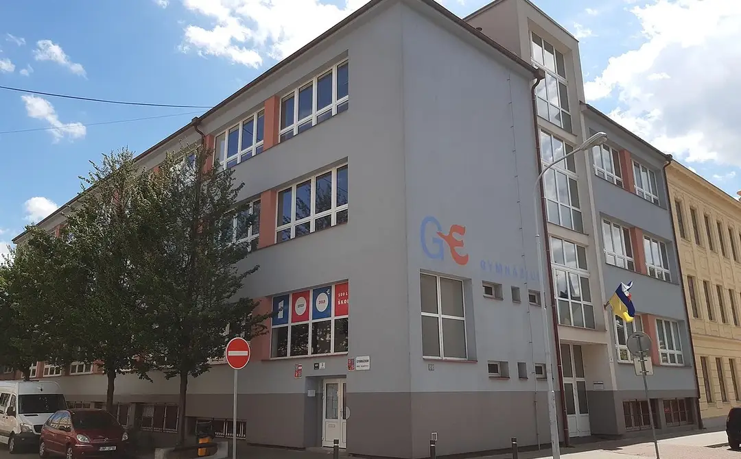 Gymnáziu Elgartova.