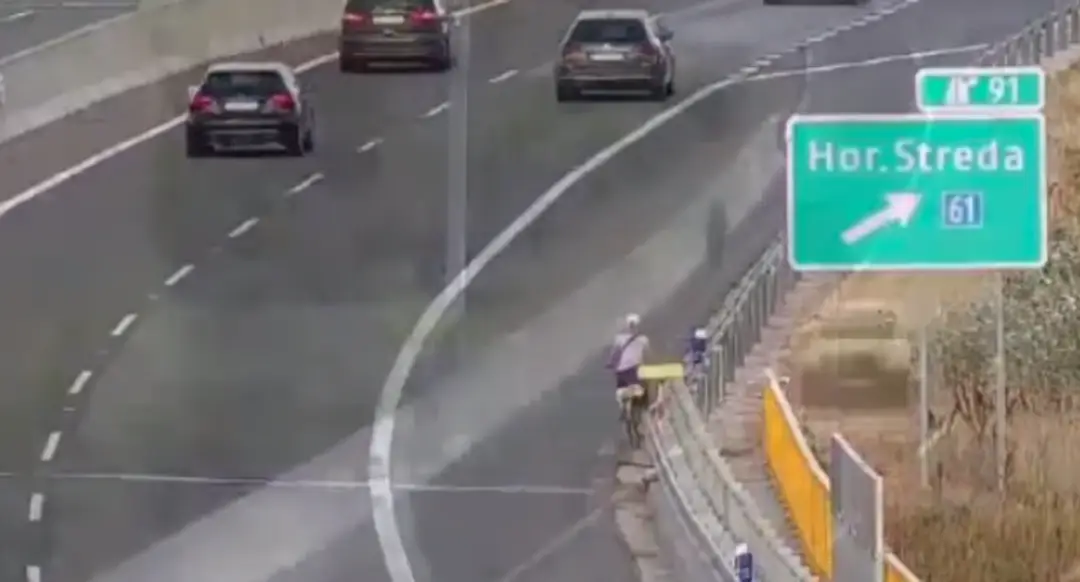 Žena na bicykli na diaľnici D1.