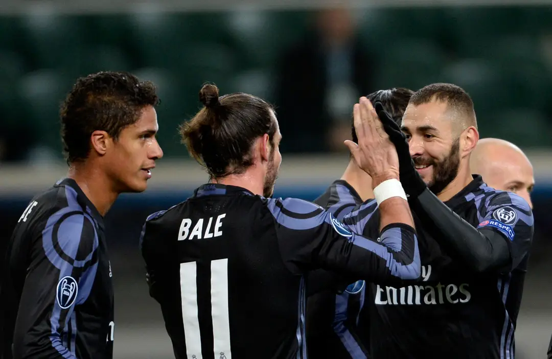 Karim Benzema (vpravo) z Realu Madrid oslavuje gól Garetha Bala (v strede) v dueli LM proti Legii Varšava.