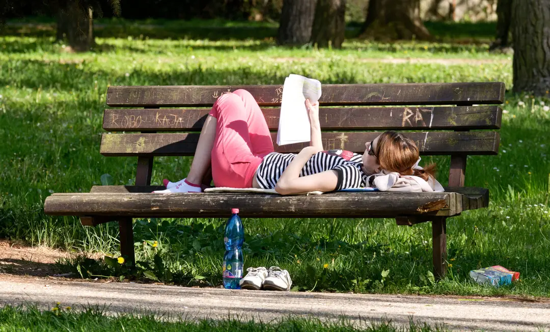 Na snímke žena, ktorá oddychuje v Nitrianskom parku.