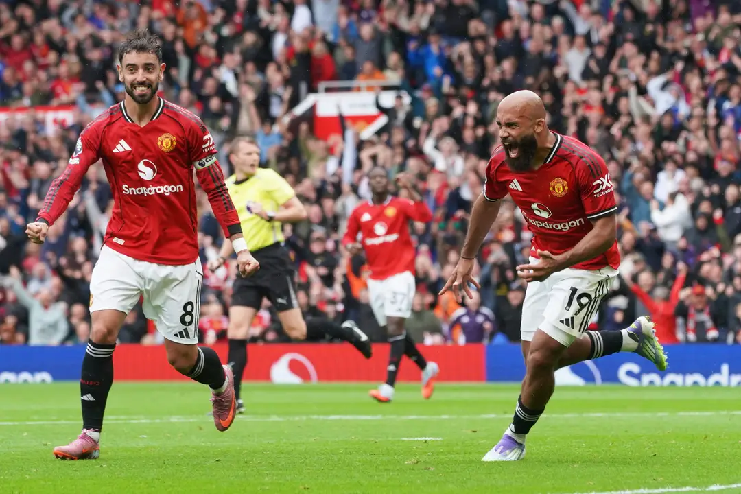 Manchester United oslavoval prvý triumf.