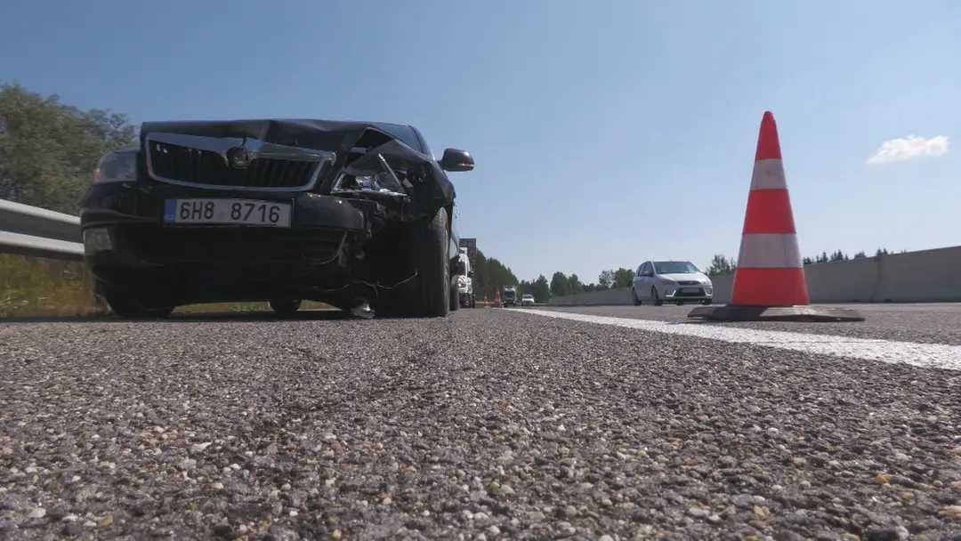 Auto po zrážke s medveďom.